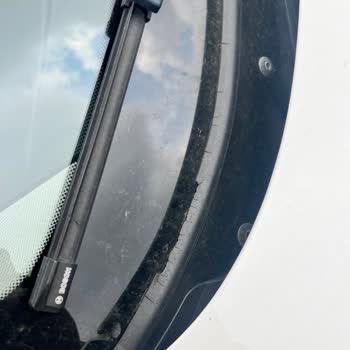 BMW Ön Cam Fitilindeki Çatlaklar Marka İtibarını Zedeliyor