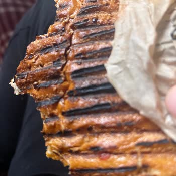 Köfteci Yusuf Yanmış Ekmeklerle Gelen Tostlar: Ücret İadesi Talebi