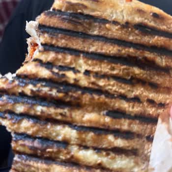 Köfteci Yusuf Yanmış Ekmeklerle Gelen Tostlar: Ücret İadesi Talebi