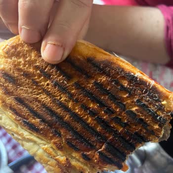 Köfteci Yusuf Yanmış Ekmeklerle Gelen Tostlar: Ücret İadesi Talebi