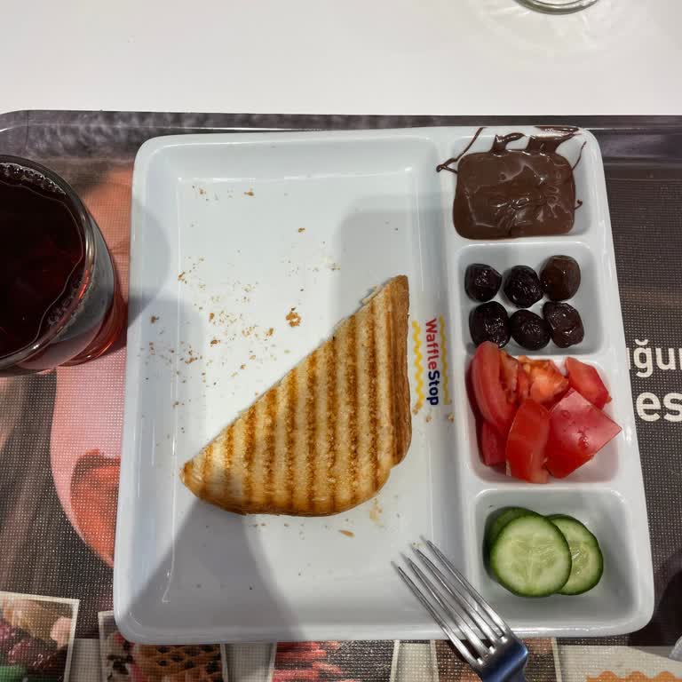 Emaar Square AVM'de Lezzetsiz Tost Ve Saygısız Hizmet