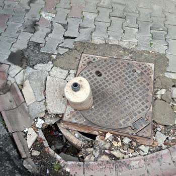 Sancaktepe'de Tehlike Oluşturan İSKİ Kapağı