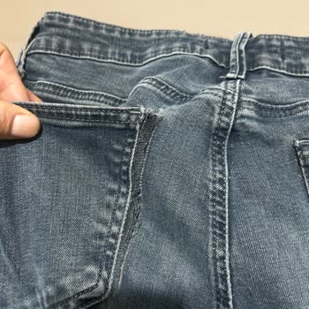 Mavi Pantolonların Arka Ceplerindeki Dikiş Problemi