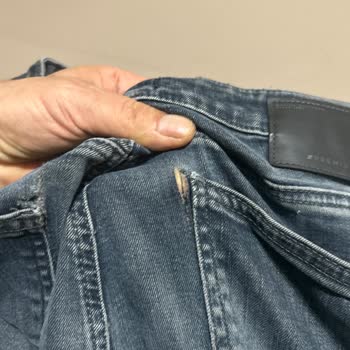 Mavi Pantolonların Arka Ceplerindeki Dikiş Problemi