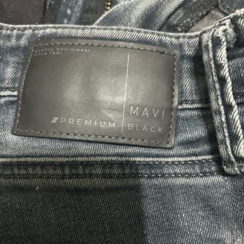 Mavi Pantolonların Arka Ceplerindeki Dikiş Problemi