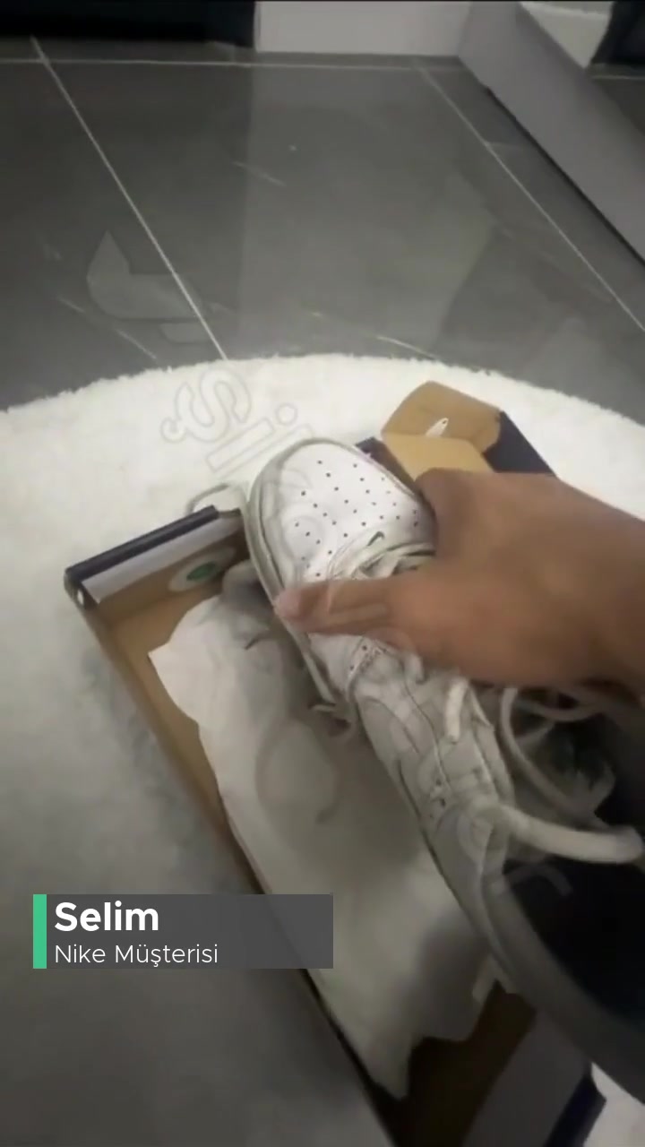 Nike Ayakkabı Açılması videonun kapak resmi