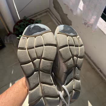 Ayakkabının Tabanı Kaygan Ve Tehlikeli