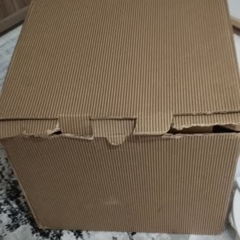 Kırık Servis Tabaklarıyla Gelen Yemek Takımı