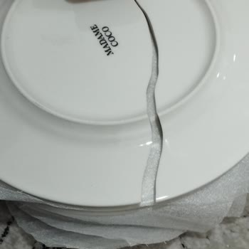 Kırık Servis Tabaklarıyla Gelen Yemek Takımı