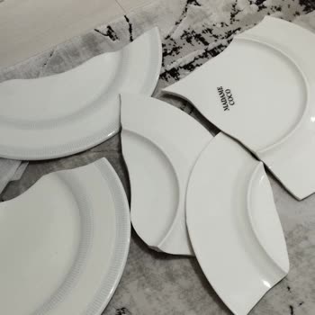 Kırık Servis Tabaklarıyla Gelen Yemek Takımı