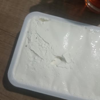 Tarihi Geçmemiş Ürün İçinde Belirsiz Siyah Madde