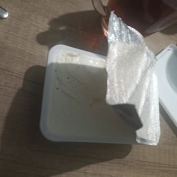 Tarihi Geçmemiş Ürün İçinde Belirsiz Siyah Madde