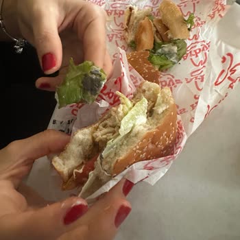 Arby's Hamburgerde Sağlık Tehlikesi