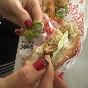 Arby's Hamburgerde Sağlık Tehlikesi