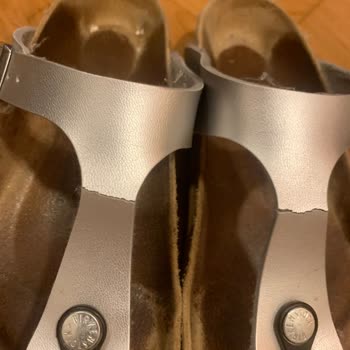 Birkenstock трещины на ремешке после 6 месяцев использования