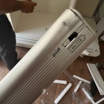 Kırık Mobilyalar Ve İlgisiz Hizmet