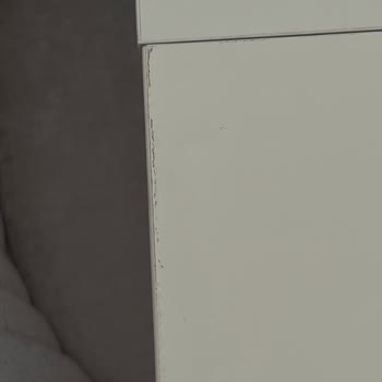 Kırık Mobilyalar Ve İlgisiz Hizmet