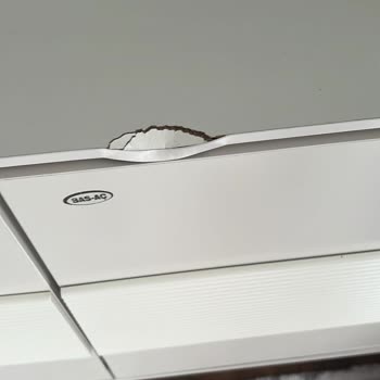 Kırık Mobilyalar Ve İlgisiz Hizmet