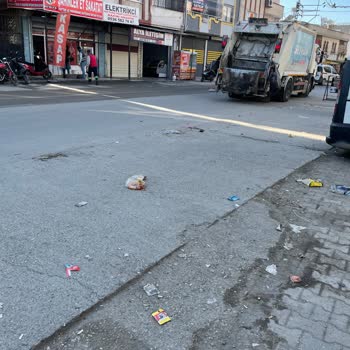 Kaldırımda Dağınık Çöp Toplama Sorunu
