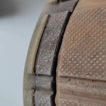 Fabrika Marka Ayakkabı: 5 Kere Giyildi, Tabanı Yarıldı!