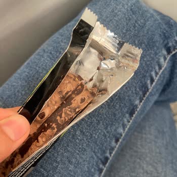 Tuhaf Renk Ve Tat: Eti Karam İçibol Antep Fıstıklı Bitter Çikolata