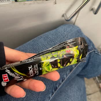 Tuhaf Renk Ve Tat: Eti Karam İçibol Antep Fıstıklı Bitter Çikolata