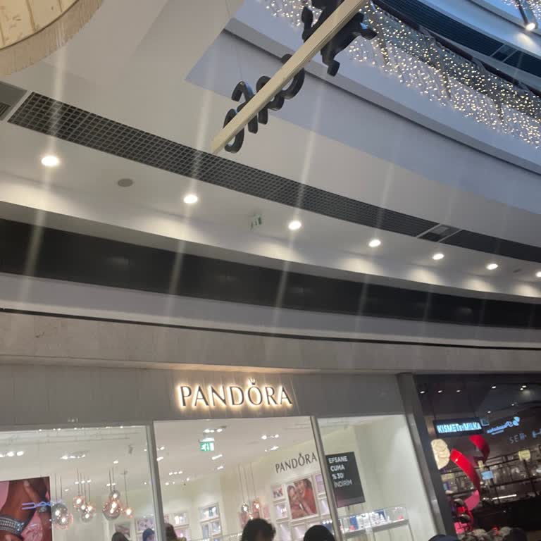 Pandora Mağazasında İlgisizlik Ve Umursamazlık