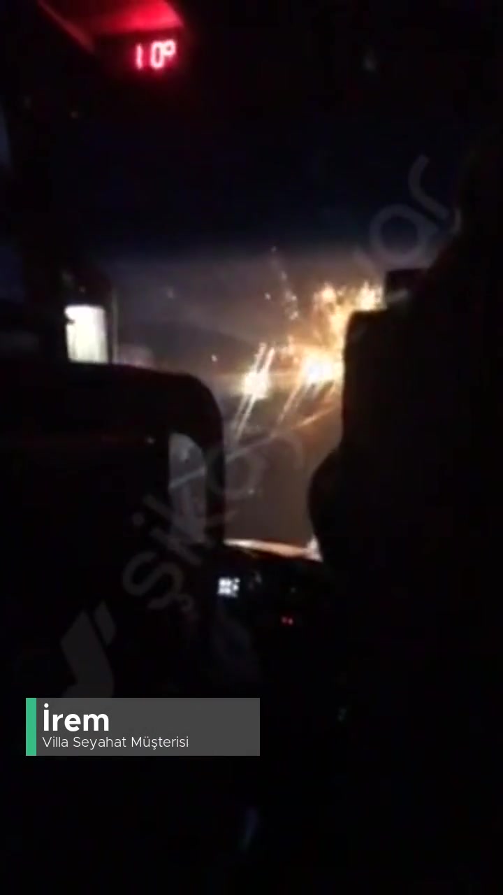 Villa Seyahat Muavin Ve Şoför Son Ses Şarkı Dinliyorlar! videonun kapak resmi