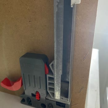 Mutfak Çekmecesi Raylarındaki Plastik Tırnak Sorunu