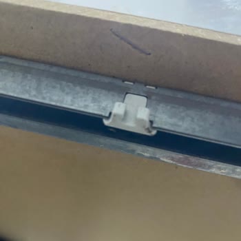 Mutfak Çekmecesi Raylarındaki Plastik Tırnak Sorunu