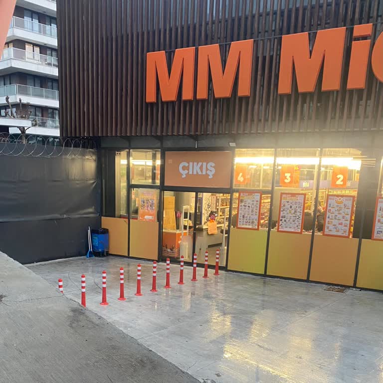 Engelli Ve Bebek Arabası Geçişine Engel Olan Dubalar