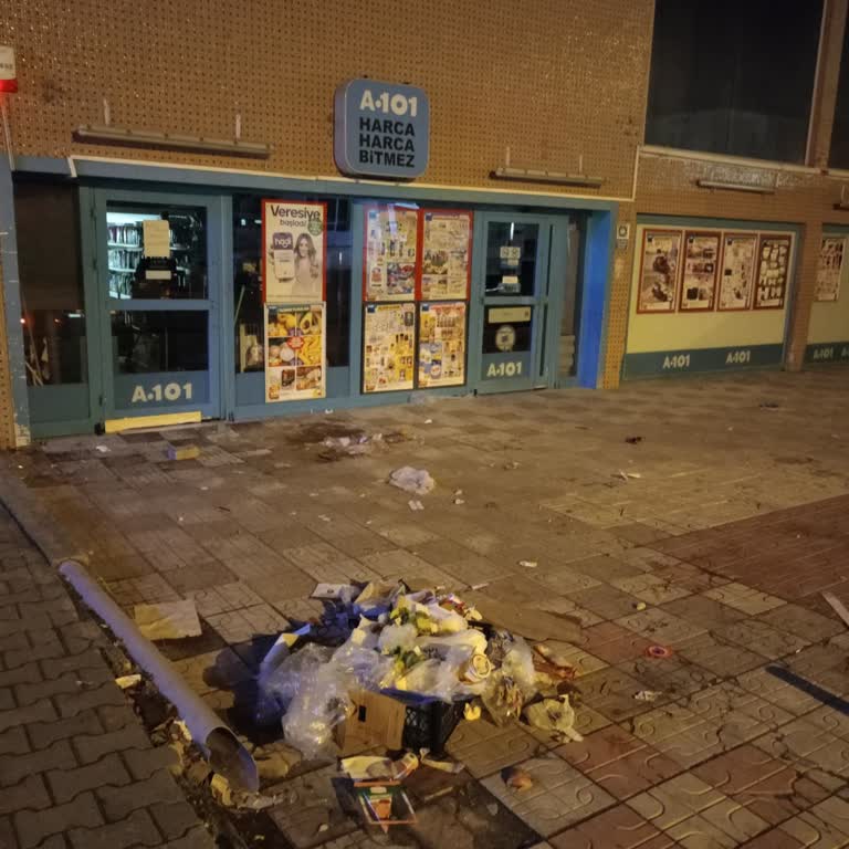 Mağaza Önündeki Sürekli Çöp Sorunu Mahalleliyi Rahatsız Ediyor