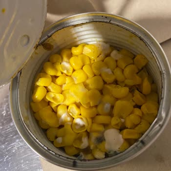 Açık Paketli Ve Bozulmuş Tukaş Mısır Konservesi