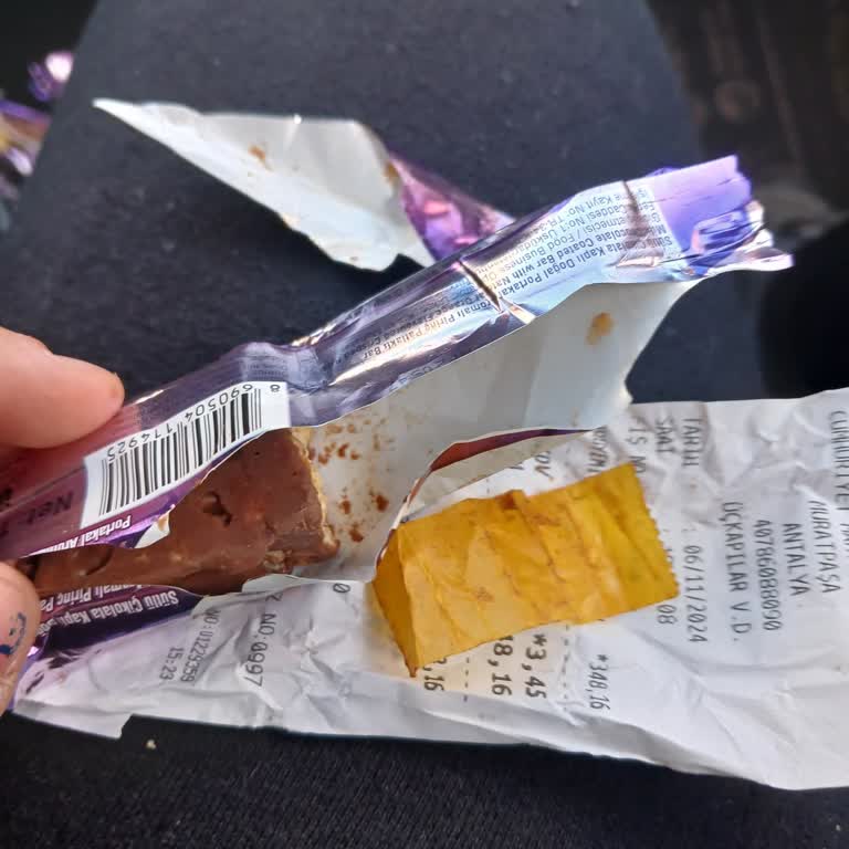 Çikolatanın İçinden Çıkan Tehlikeli Cisim Şoku