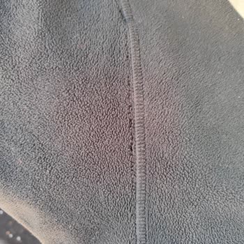 Marken-Fleece von Metro löst sich nach kurzer Zeit an den Nähten auf