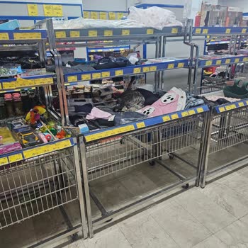 Market Raflarında Hijyen Sorunu: Kedilerin Gezinmesi