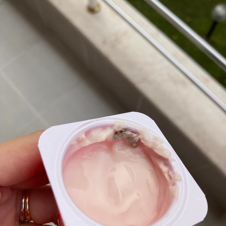 Sütaş Büyümix Yoğurtta Şaşırtıcı Yabancı Madde Tehlikesi!