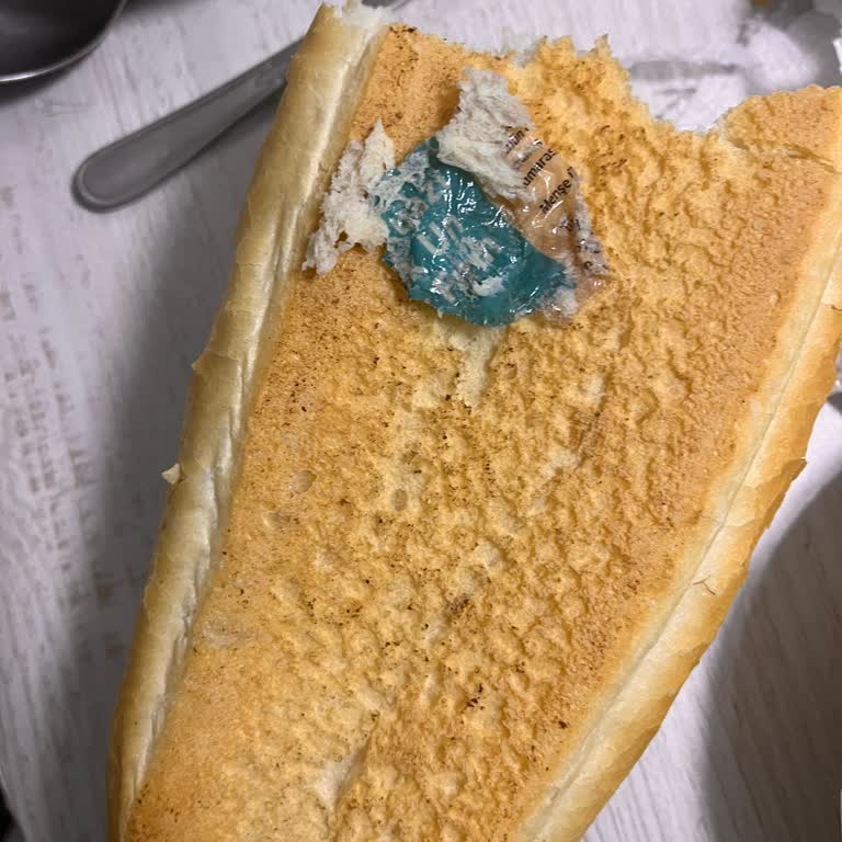 Hijyen Sorunu: Fırından Çıkan Ekmekte Poşet!