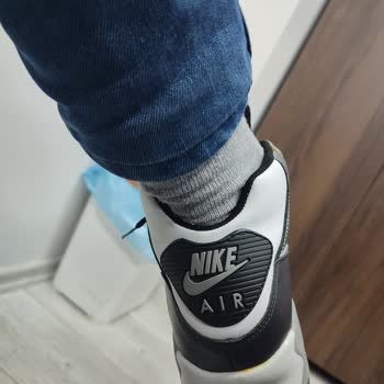 Nike Air Ayakkabılarında Bağcık Sorunu