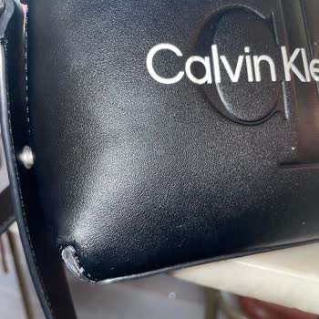 Calvin Klein Çantada Beklenmedik Deformasyon