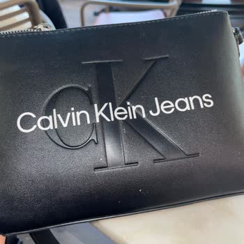 Calvin Klein Çantada Beklenmedik Deformasyon