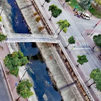 Balkon Manzarası: Çöp Kokusu Ve Çevre Kirliliği