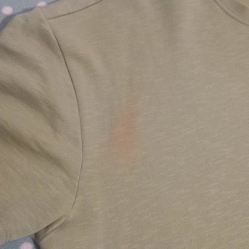 Mavi Tişörtte Kalıcı Renk Değişimi Sorunu