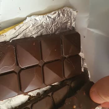 Son Kullanma Tarihi Geçmemiş Çikolatada Örümcek Ağı Şoku