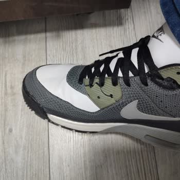 Nike Air Shoes’ Laces Broke Without Use, Quality Disappointment