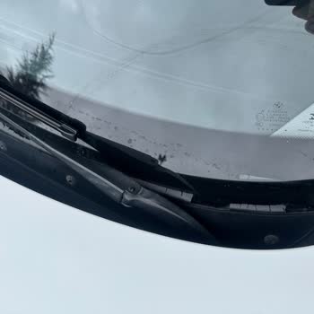 BMW 116i Ön Cam Izgarasında Kronik Çatlak Sorunu