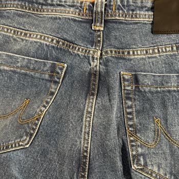 Kot Pantolonunda Bariz Boyama Hatası Ve Mağaza İlgisizliği