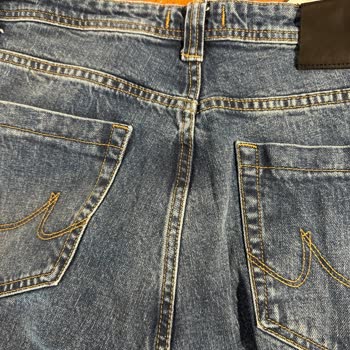 Kot Pantolonunda Bariz Boyama Hatası Ve Mağaza İlgisizliği