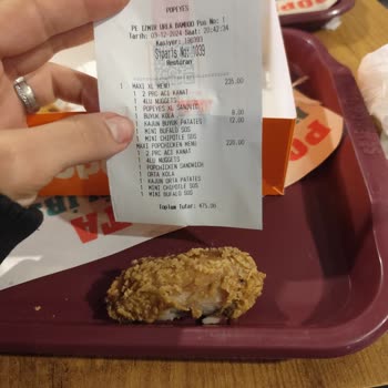 Popeyes'ta Hijyen Sorunu: Tavuk Kılı Şoku