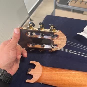 Gitar Sapı Peynir Gibi Kırıldı, Zuhal Müzik Sorumluluk Almıyor!